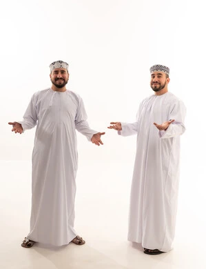 رجال عمانيون بالزي التقليدي وإيماءة ترحيبية