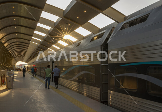 قطار سار بمحطة الرياض ، الخط الحديدي من الشمال إلى الجنوب ، خطوط السكة الحديدية الجديدة في السعودية ، مشروع الشركة السعودية للخطوط الحديدية سار في المملكة العربية السعودية ، السياحة في السعودية ، مترو الرياض
