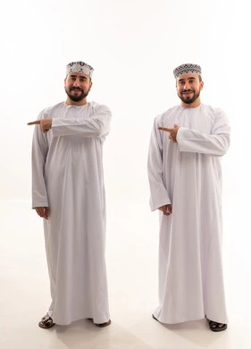 رجال عمانيون بالزي التقليدي يشيرون بخلفية بيضاء