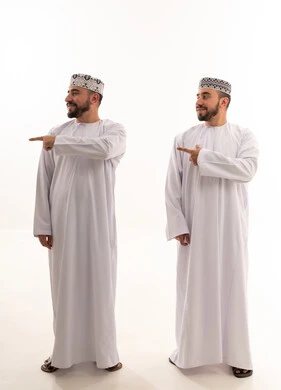 رجال عمانيون بالزي التقليدي يشيرون نحو مساحة بيضاء