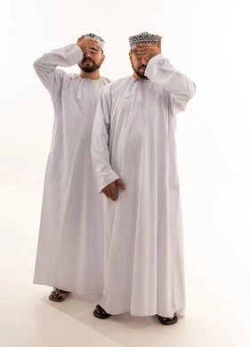 رجال عمانيون بالزي التقليدي يغطون أعينهم