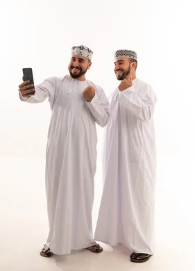 رجال عمانيون يلتقطون سيلفي بالزي التقليدي