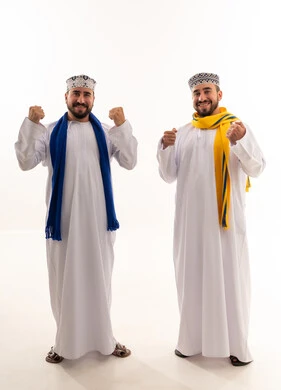 رجال عمانيون بالزي التقليدي يحتفلون بالنجاح