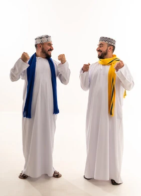 رجال عمانيون بالزي التقليدي يحتفلون بالفوز رجال عمانيون بالزي التقليدي يحتفلون بالفوز