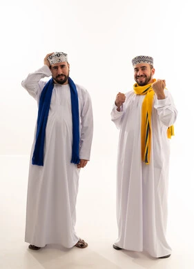 رجال عمانيون يحتفلون بالنصر والهزيمة خلفية بيضاء