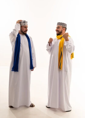 رجال عمانيون بالزي التقليدي يعبرون عن مشاعرهم
