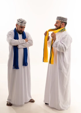 رجال عمانيون بالزي التقليدي وأوشحة رياضية ملونة