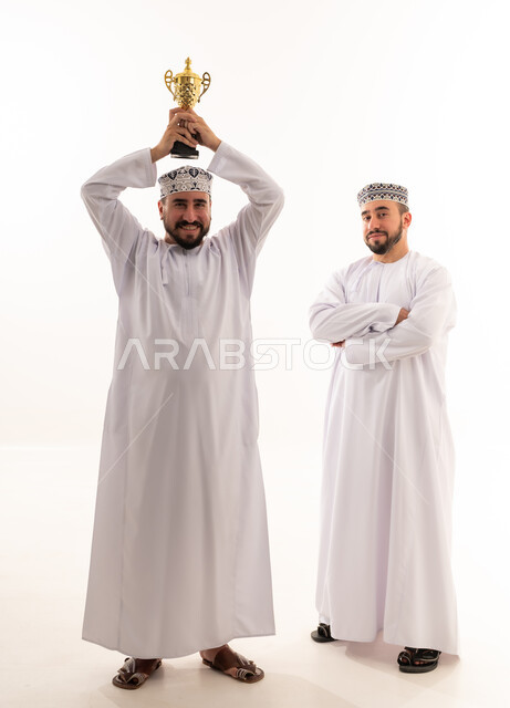 رجال عمانيون يحتفلون بالفوز بكأس ذهبية