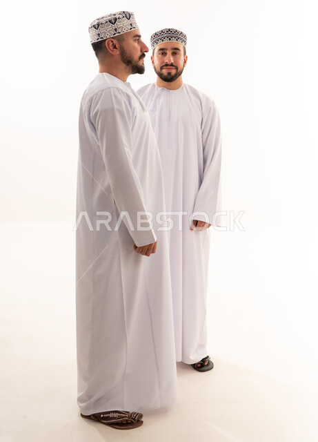 رجال عمانيون بالزي التقليدي أمام خلفية بيضاء