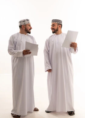 رجال عمانيون بالزي التقليدي يحملون مستندات عمل بخلفية بيضاء