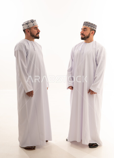 رجلان عمانيان بالزي التقليدي الدشداشة والكمة