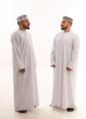 رجلان عمانيان بالزي التقليدي الدشداشة والكمة
