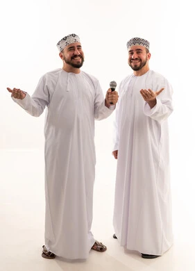 رجال عمانيون بالزي التقليدي يمسكون بميكروفون