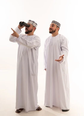 رجال عمانيون بالزي التقليدي يستخدمون المنظار