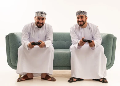 رجلان عمانيان يلعبان ألعاب الفيديو في الاستوديو