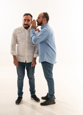 رجلان سعوديان يهمسان سراً بخلفية بيضاء