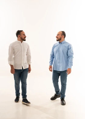 رجلان سعوديان بملابس كاجوال على خلفية بيضاء