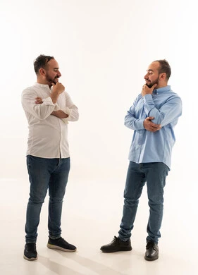 رجلان سعوديان يفكران أمام خلفية بيضاء