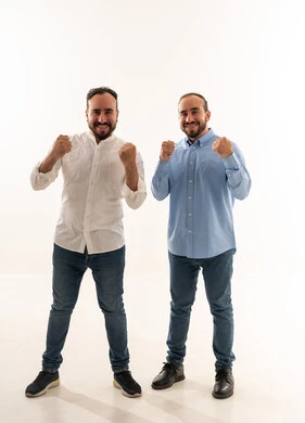 رجلان سعوديان يحتفلان بالنجاح في استوديو