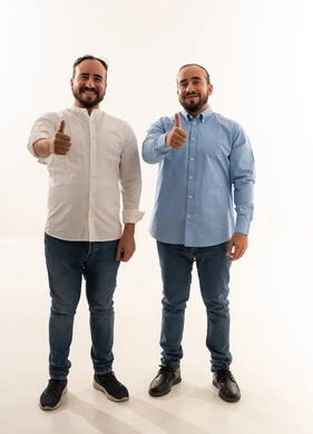 رجال سعوديون يرفعون إبهامهم بعلامة الإعجاب