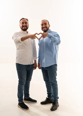 رجلان سعوديان يشكلان رمز القلب في استوديو