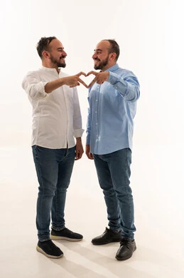 رجال سعوديون يشكلون حركة قلب في استوديو