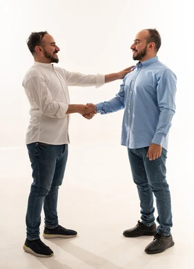 مصافحة بين رجلين سعوديين في استوديو بخلفية بيضاء