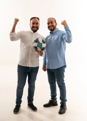 رجلان سعوديان يحتفلان بكرة القدم في الاستوديو