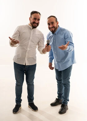 رجال سعوديون مع ميكروفون بخلفية بيضاء