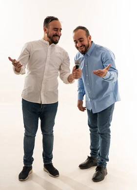 رجال سعوديون مع ميكروفون في استوديو بخلفية بيضاء