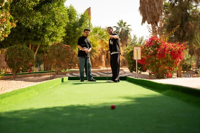 شبان سعوديون يلعبون الميني غولف في الهواء الطلق