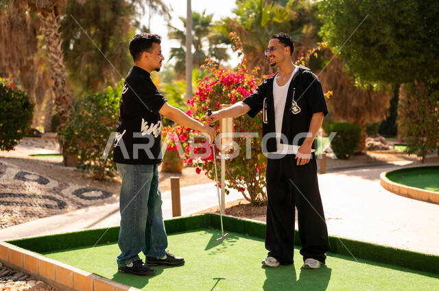 شبان سعوديان يتصافحان في ملعب غولف خارجي