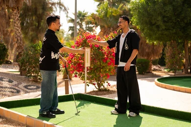 شباب سعوديون يلعبون الميني غولف في الهواء الطلق