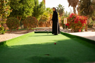 امرأة سعودية تلعب الميني غولف في منتجع خارجي