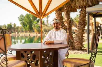 رجل عماني بالزي التقليدي في منتجع سياحي