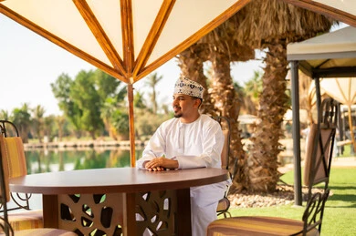 رجل عُماني بالزي التقليدي في منتجع خارجي