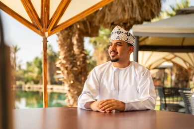 رجل عماني بالدشداشة والكمة التقليدية في الهواء الطلق