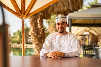رجل عُماني باللباس التقليدي في منتجع خارجي