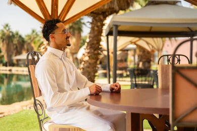 رجل سعودي بالثوب الأبيض في منتجع فاخر