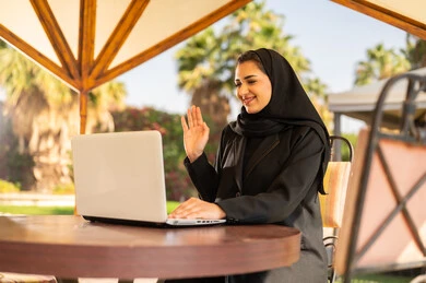 امرأة سعودية تستخدم الكمبيوتر المحمول لمكالمة فيديو