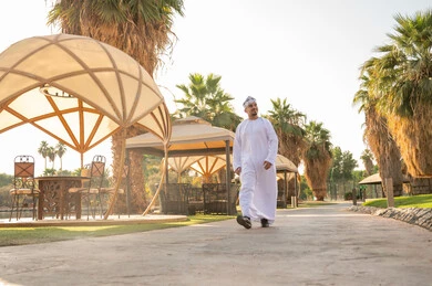 رجل عماني بالزي التقليدي في منتجع خارجي