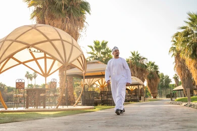 رجل عماني بالزي التقليدي في منتجع سياحي