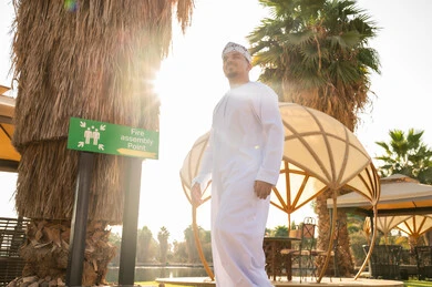 رجل عماني بالزي التقليدي في حديقة منتجع