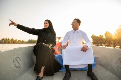 زوجان سعوديان في قارب نهري وقت الغروب