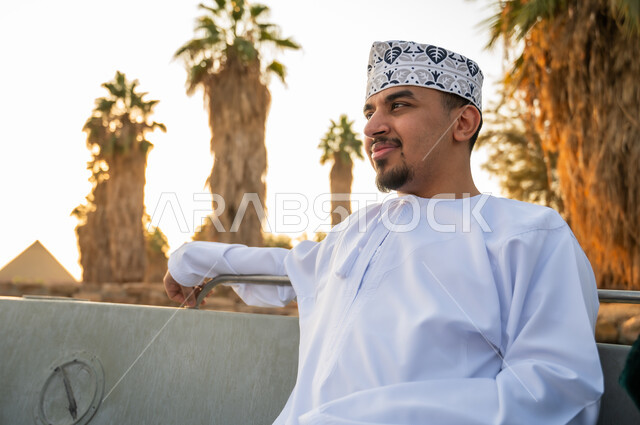 رجل عماني عند أهرامات الجيزة وقت الغروب