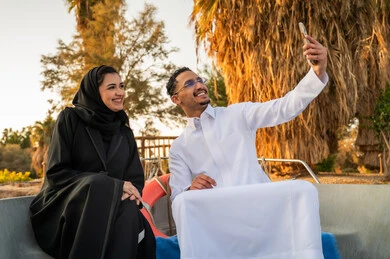 زوجان سعوديان يلتقطان سيلفي على قارب وقت الغروب