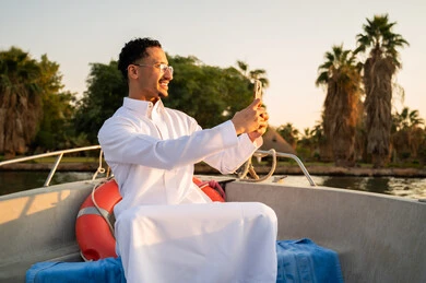 شاب سعودي بالثوب الأبيض يلتقط سيلفي على قارب