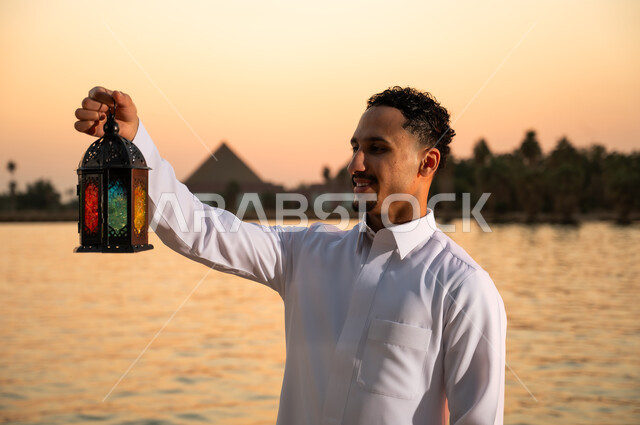 رجل سعودي يحمل فانوس رمضان وقت الغروب