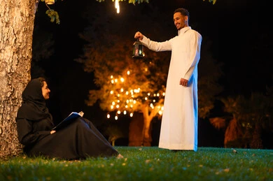 زوجان سعوديان مع فانوس رمضان في الليل