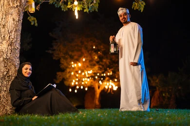 رجل وامرأة بزي عماني تقليدي في الليل